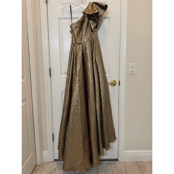 NWT Mac Duggal 68608 Gold One Shoulder Metallic Ballgown Size 6 - Picture 11 of 14